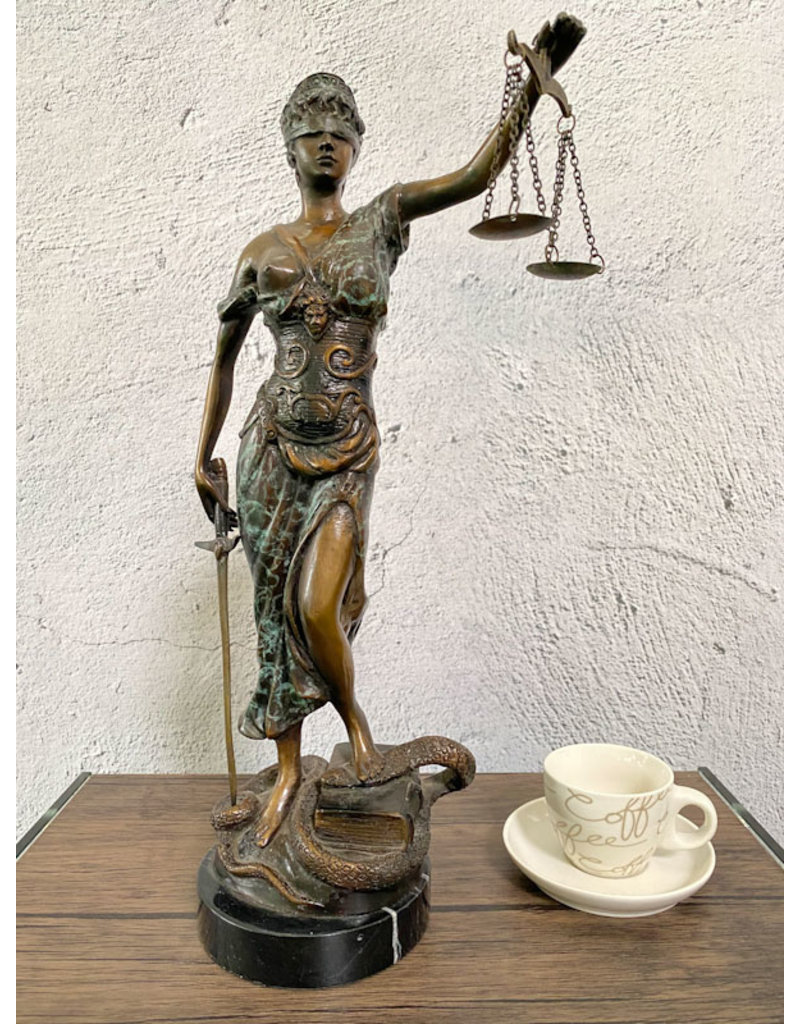 Stehende Justitia – Bronzeskulptur