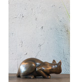 Maja – Liegende Katze Bronzefigur