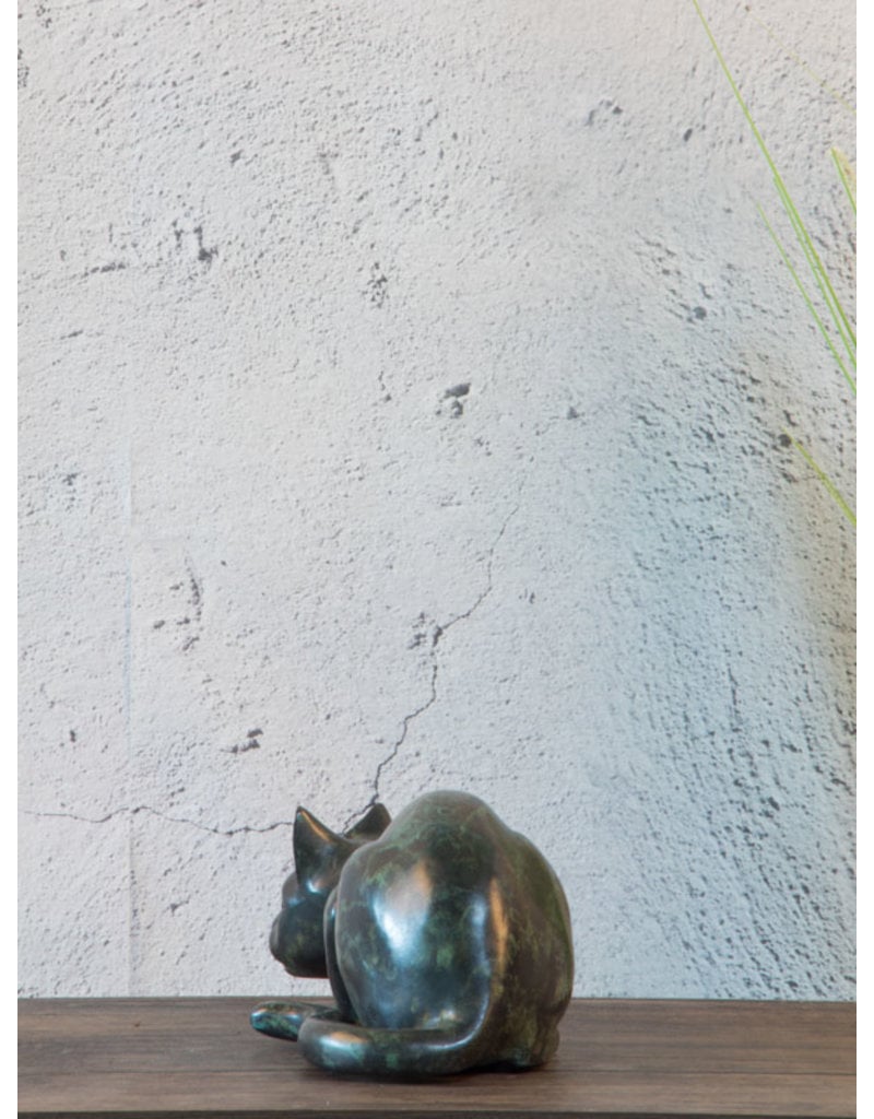 Maja – Liegende Katze Bronzefigur