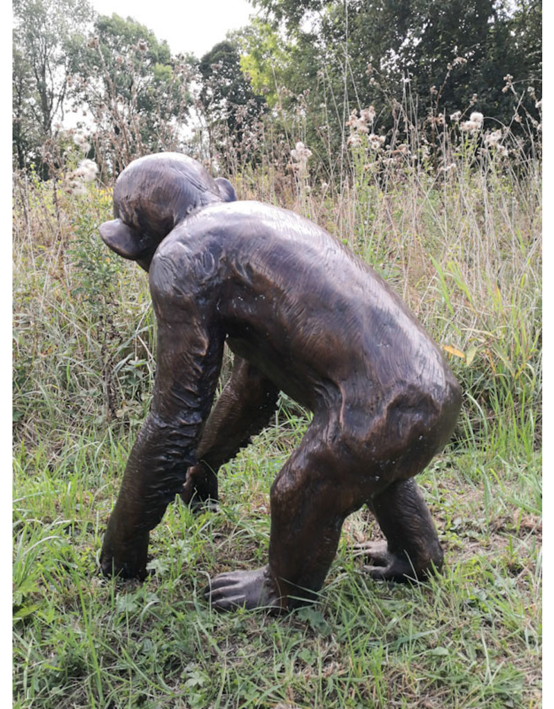 Pan – Schimpanse aus Bronze in Lebensgröße
