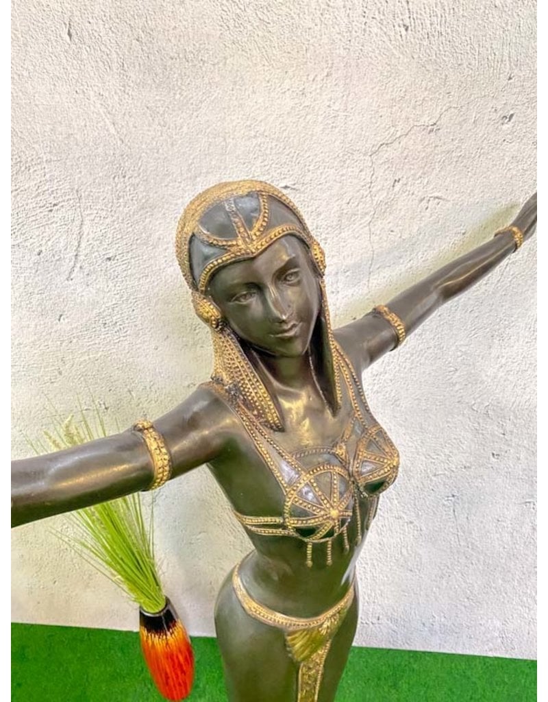 Selena – Sinnliche Frauenskulptur aus Bronze