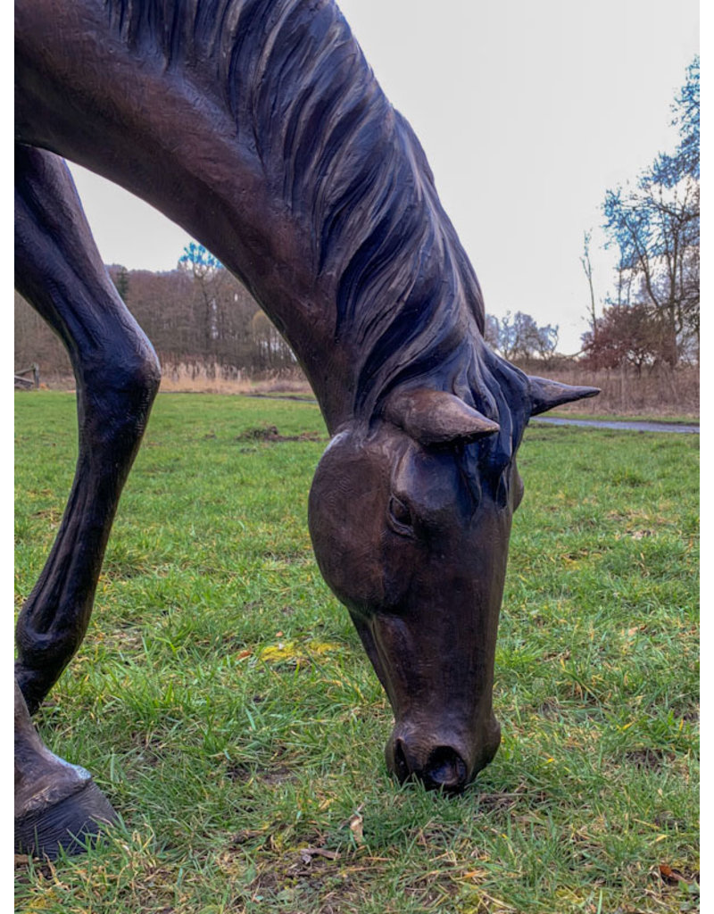 Bayard – Lebensgroßes grasendes Pferd