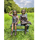 Hans und Greta auf Bank – Bronzeskulptur