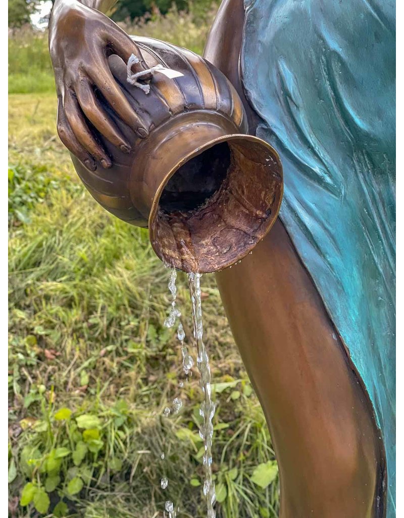 Grande Filomena – Lebensgroße Frauenskulptur Wasserspeier