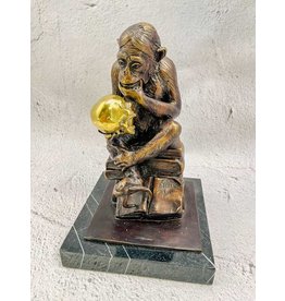 Affe mit Schädel - Bronzefigur