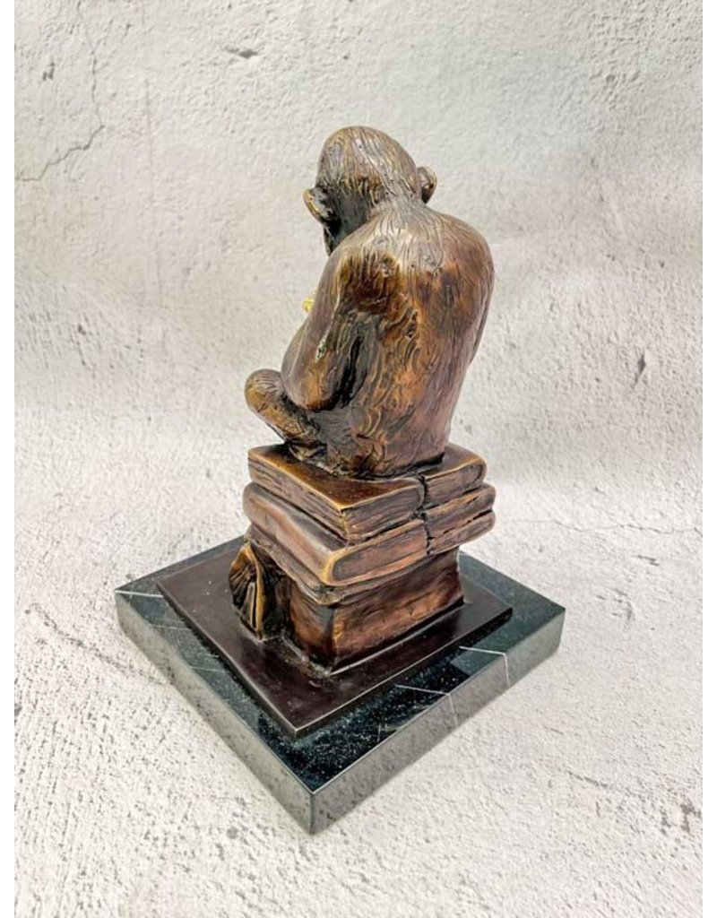 Affe mit Schädel - Bronzestatue