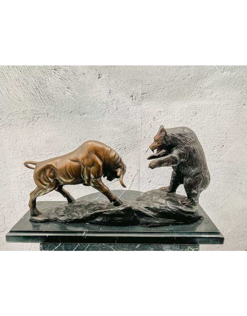 Bulle und Bär – Bronzefigur auf Marmorsockel