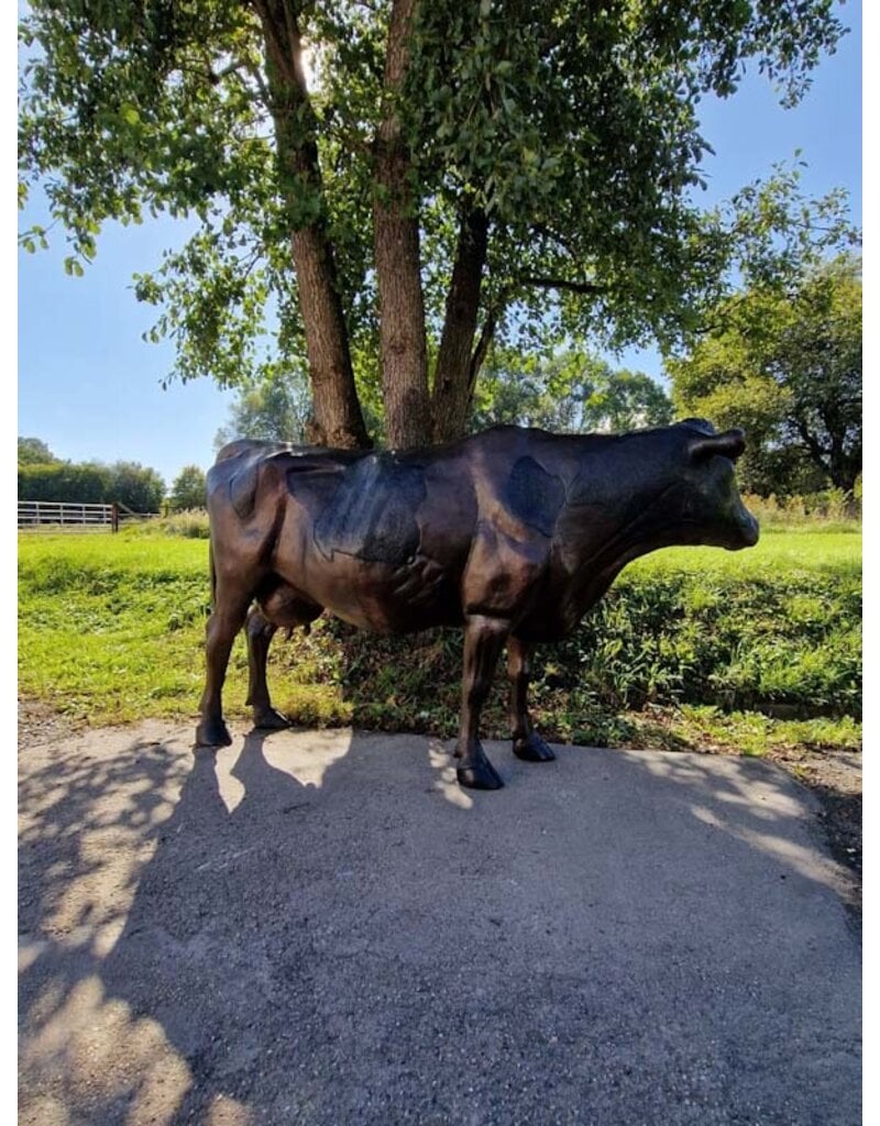 Bella – Lebensgroße Kuh aus Bronze