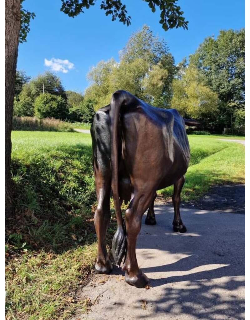 Bella – Lebensgroße Kuh aus Bronze