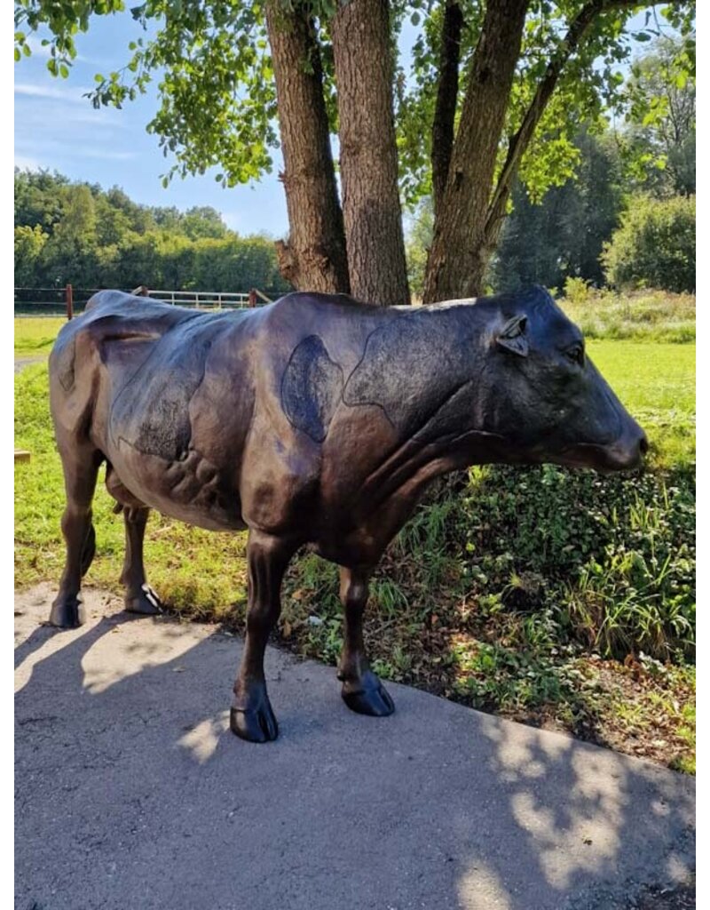 Bella – Lebensgroße Kuh aus Bronze