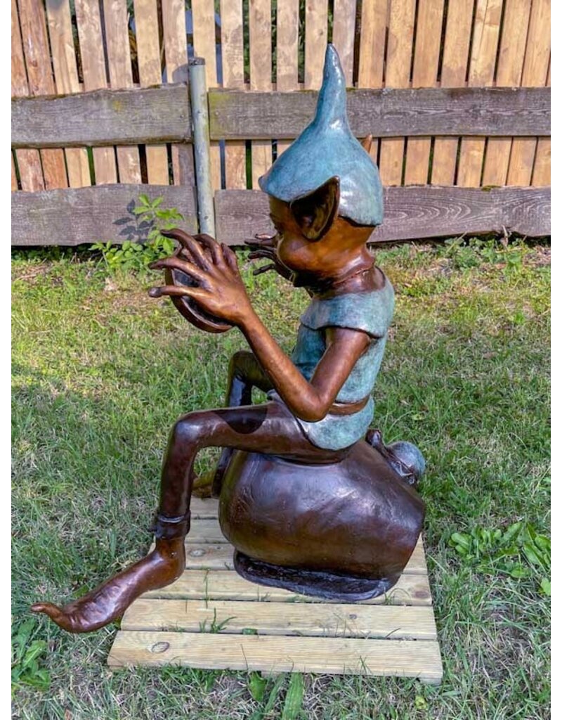 Lutin – Kobold Bronzefigur auf Vase