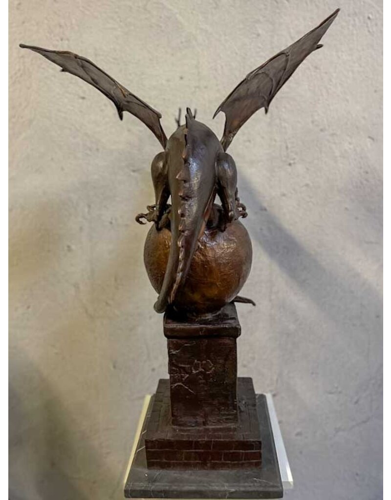 Elliot – Drache auf Kugel Bronzefigur
