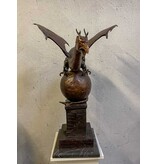Elliot – Drache auf Kugel Bronzefigur