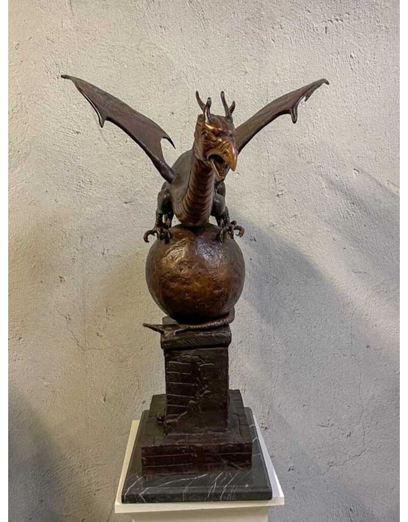 Elliot – Drache auf Kugel Bronzefigur
