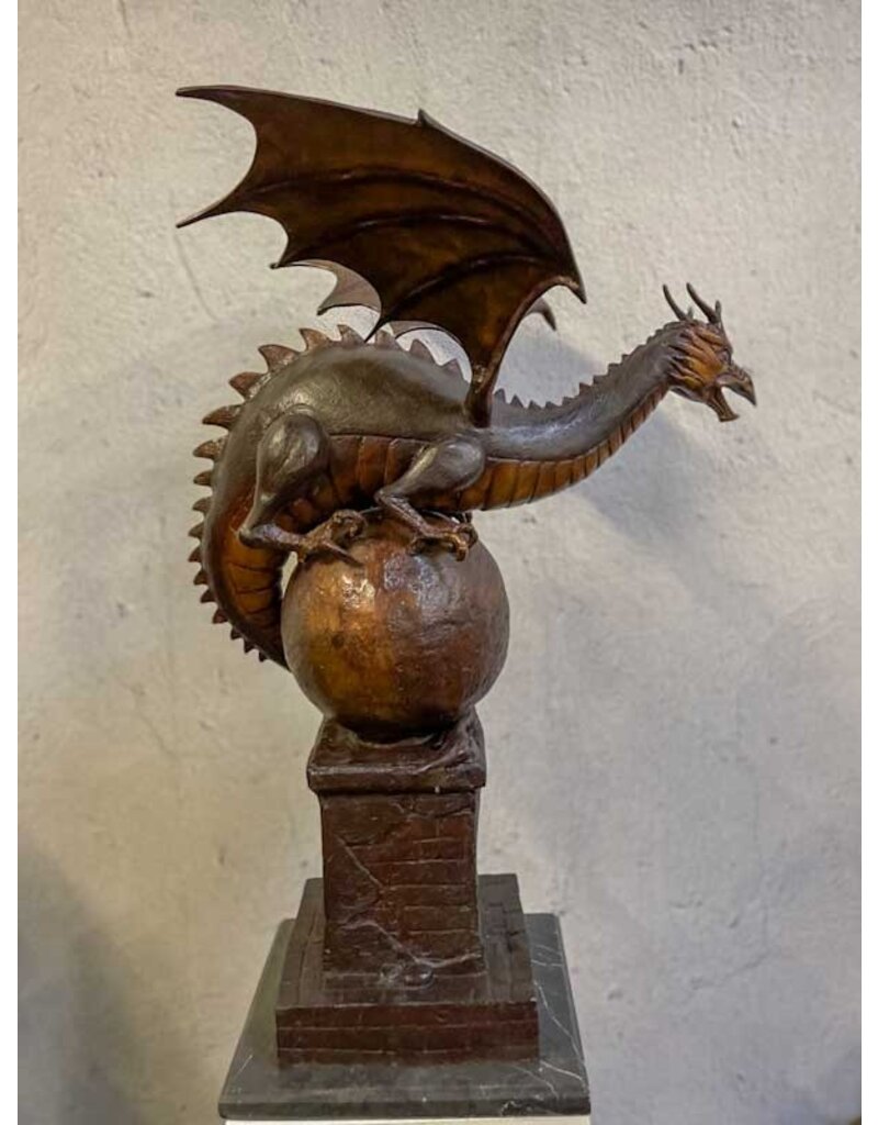 Elliot – Drache auf Kugel Bronzefigur