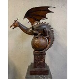 Elliot – Drache auf Kugel Bronzefigur