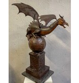 Elliot – Drache auf Kugel Bronzefigur