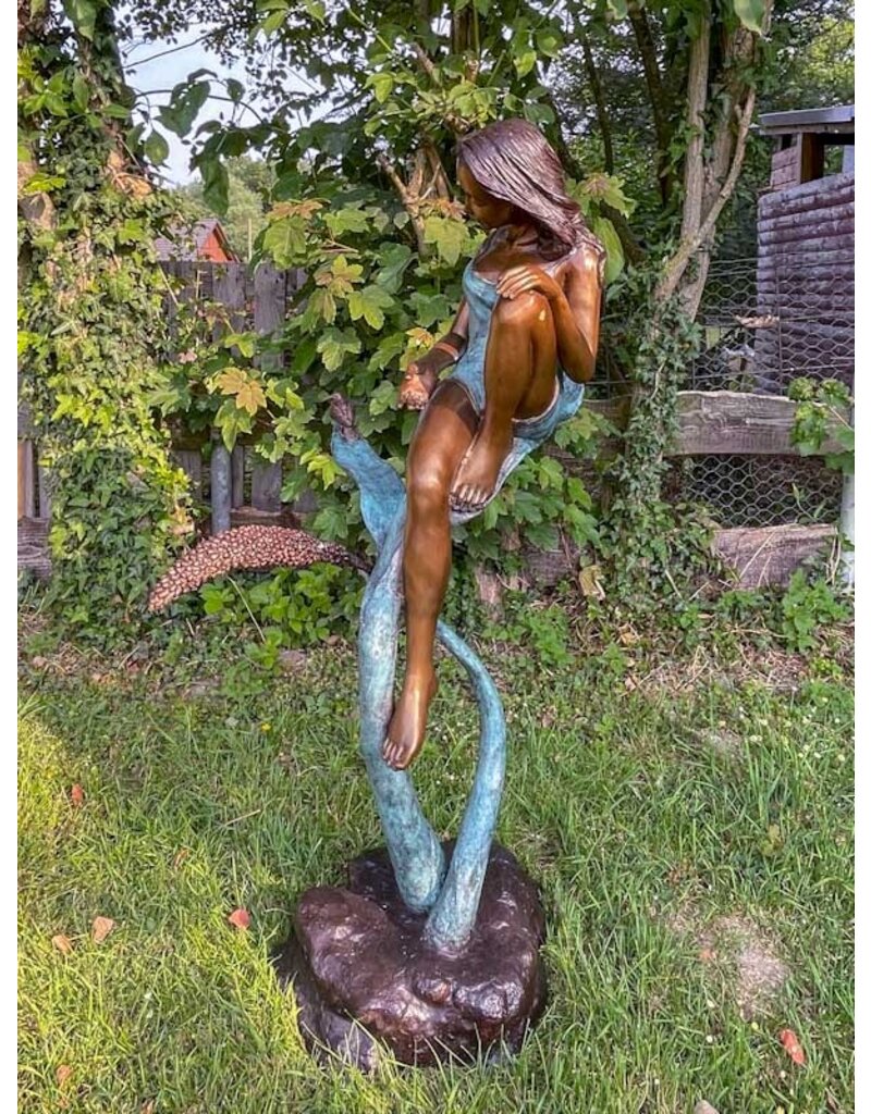 Eva – Frau auf Blume Skulptur