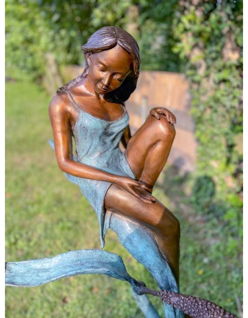 Eva – Frau auf Blume Skulptur
