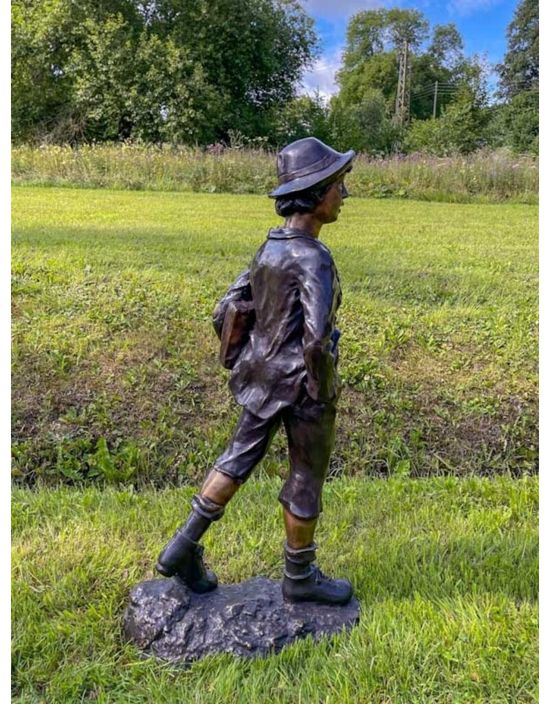 Tobi – Junge mit Tasche Statue