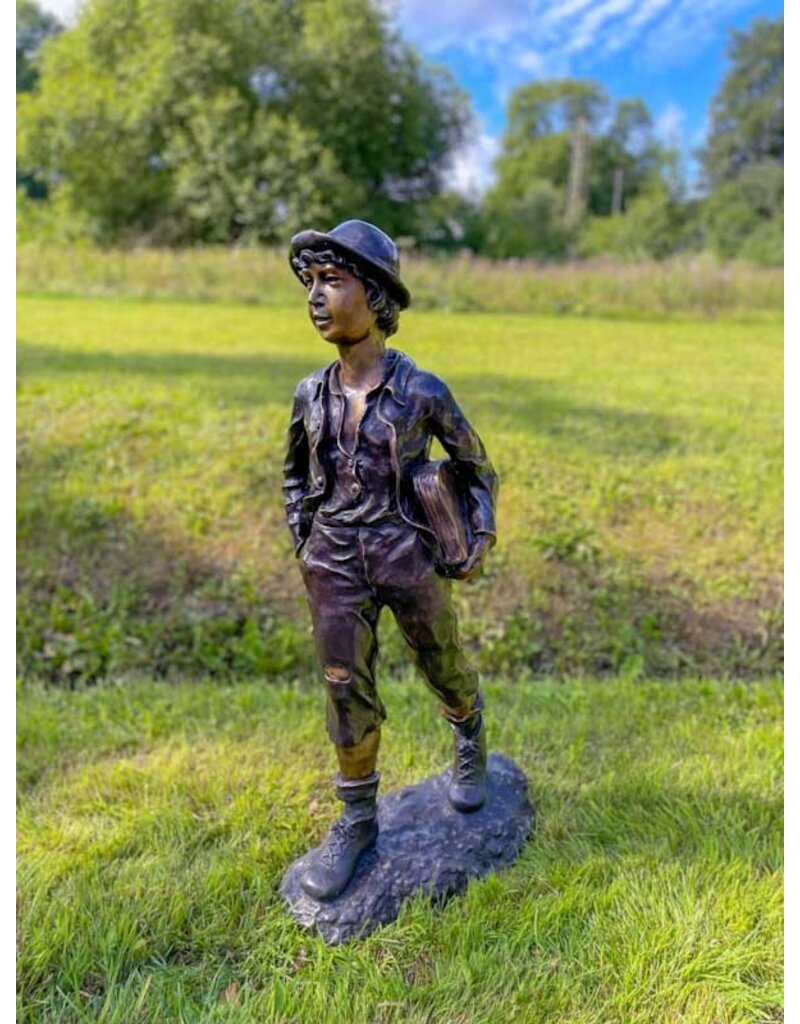 Tobi – Junge mit Tasche Statue