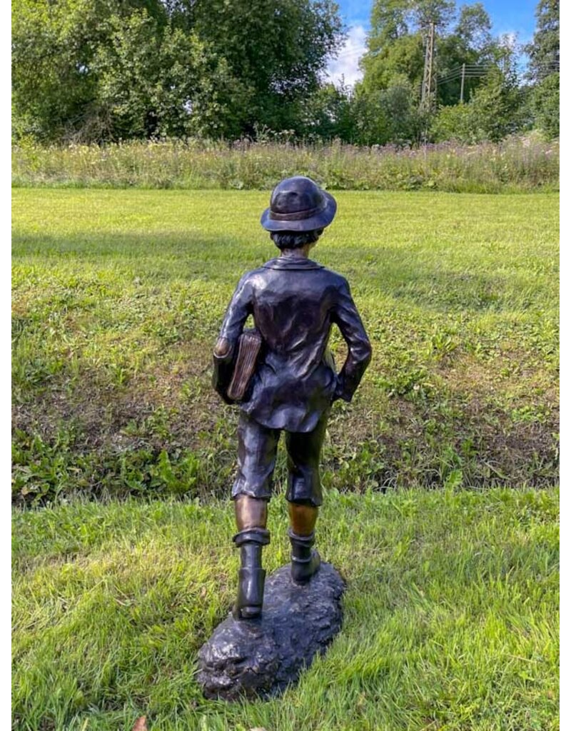 Tobi – Junge mit Tasche Statue