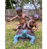 Ron & Rob – Jungs auf Schildkröte Statue