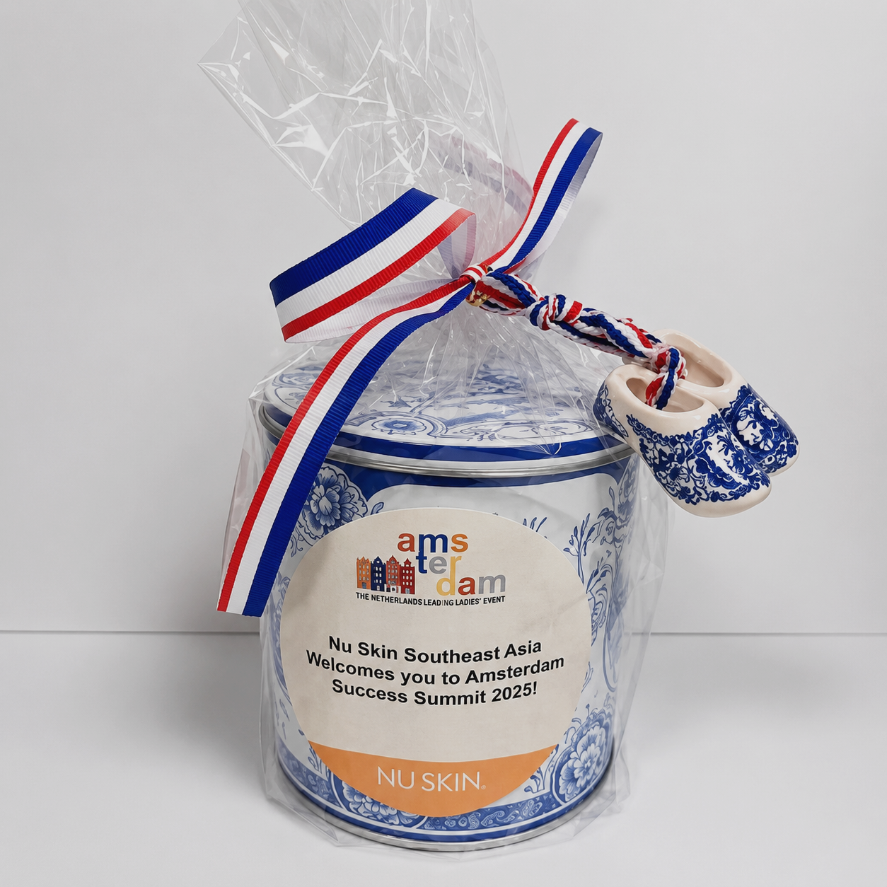 Delft Blue stroopwafel tin as a business gift with your own logo sticker