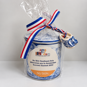 Blik Delfts Blauw feestelijk verpakt met logo sticker en strik en klompjes