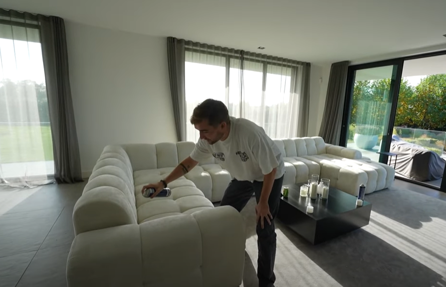 Youtuber Gio Latooy impregneert nieuwe bank