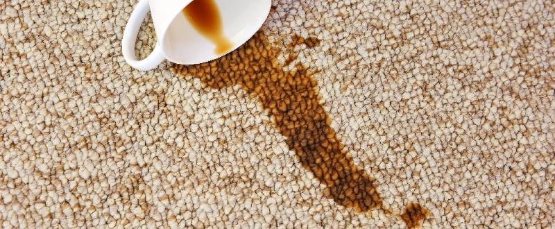 Koffievlek in tapijt