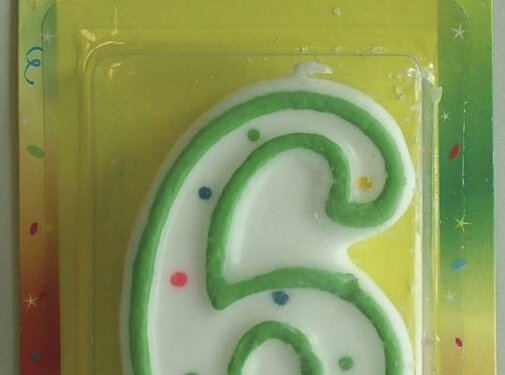 Verjaardagskaars 6 jaar - wit met gekleurde stippen