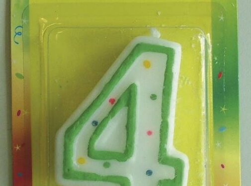 Verjaardagskaars 4 jaar - wit met gekleurde stippen