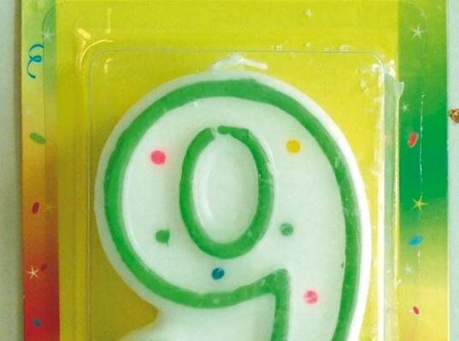 Verjaardagskaars 9 jaar - wit met gekleurde stippen