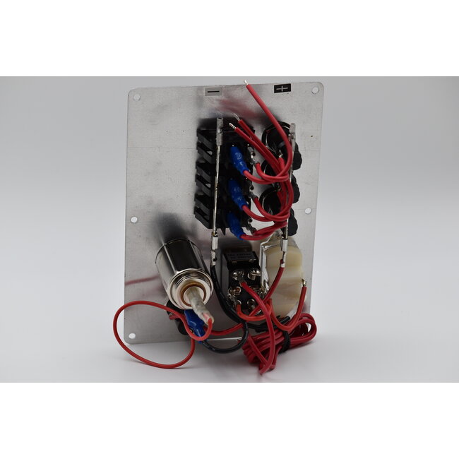 Schakelpanel met 3 schakelaars, sigarettenaansteker, oplader
