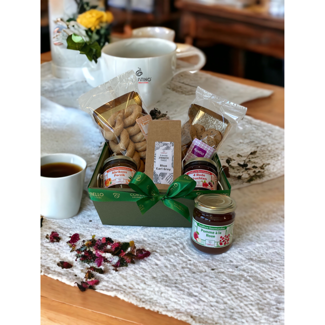 Geschenkmand 'Just Sweets & Tea'