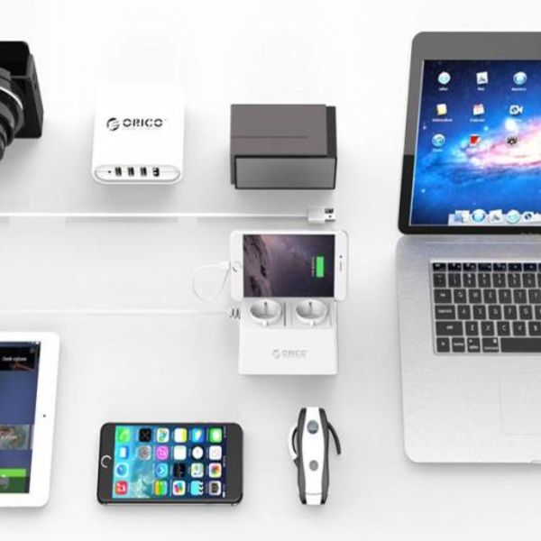 Orico Socket avec 2 sockets et 5 Ports USB de charge - Tablette / Smartphone Stand - 2500W - Incl. interrupteur marche / arrêt et protection contre les surtensions - Blanc