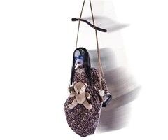 Funny Fashion Eng meisje op schommel