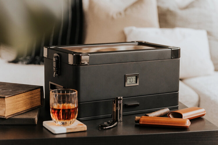 Klaro Military Humidor Black Edition mit Glasdeckel für 50–100 Zigarren
