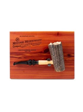 Missouri Meerschaum Company Freehand Maiskolbenpfeife auf Zedernholztafel, lasergraviert