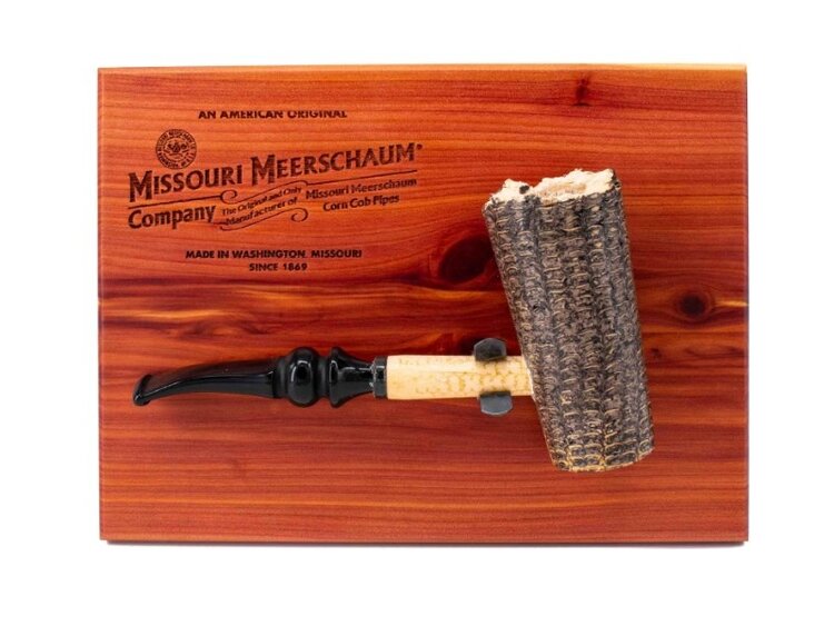 Missouri Meerschaum Company Missouri Meerschaum Company Freehand Maiskolbenpfeife auf Zedernholztafel, lasergraviert
