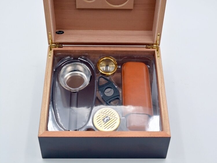 Angelo Zigarrenhumidor-Set Rotbraun mit Cutter, Lederetui und Aschenbecher für 40 Zigarren