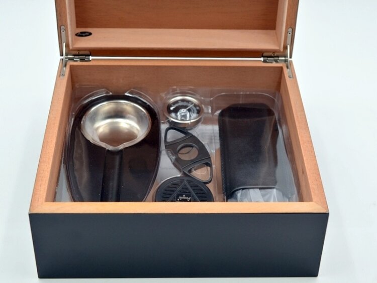 Angelo Zigarrenhumidor-Set Schwarz mit Cutter, Lederetui und Aschenbecher für 40 Zigarren