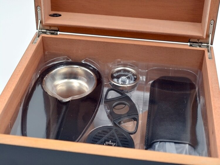 Angelo Zigarrenhumidor-Set Schwarz mit Cutter, Lederetui und Aschenbecher für 40 Zigarren