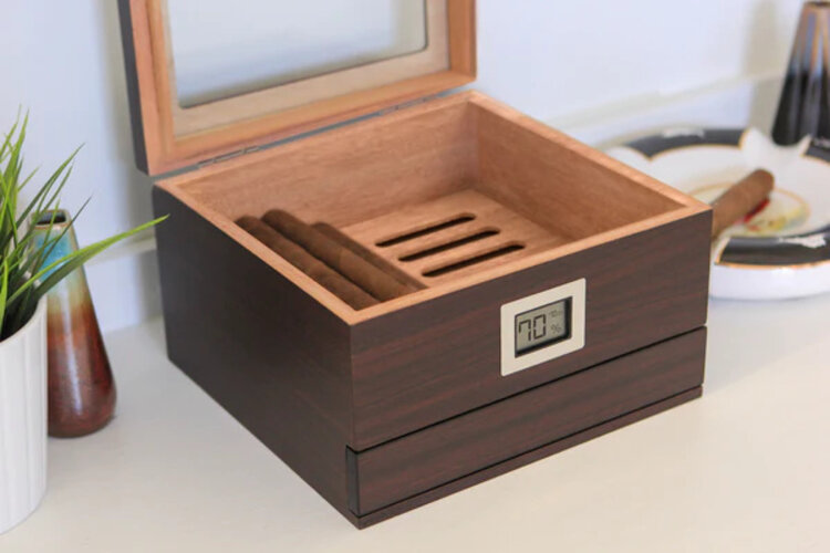 Klaro Humidor Renzo Walnuss matt mit Glasdeckel für 30–50 Zigarren
