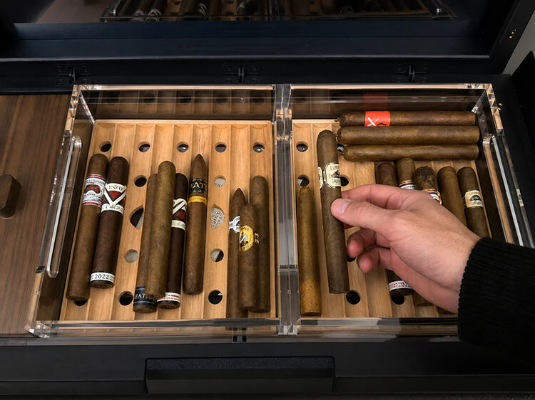 Klaro  Humidor Signature Walnuss mit Smart-Glas für 150–200 Zigarren Limited