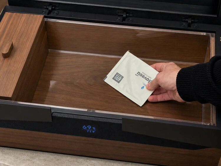 Klaro  Humidor Signature Walnuss mit Smart-Glas für 150–200 Zigarren Limited