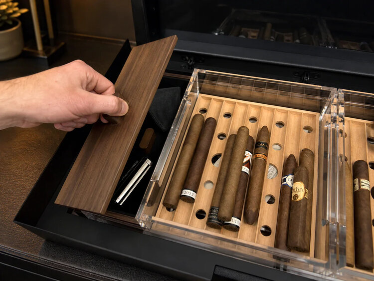 Klaro  Humidor Signature Walnuss mit Smart-Glas für 150–200 Zigarren Limited