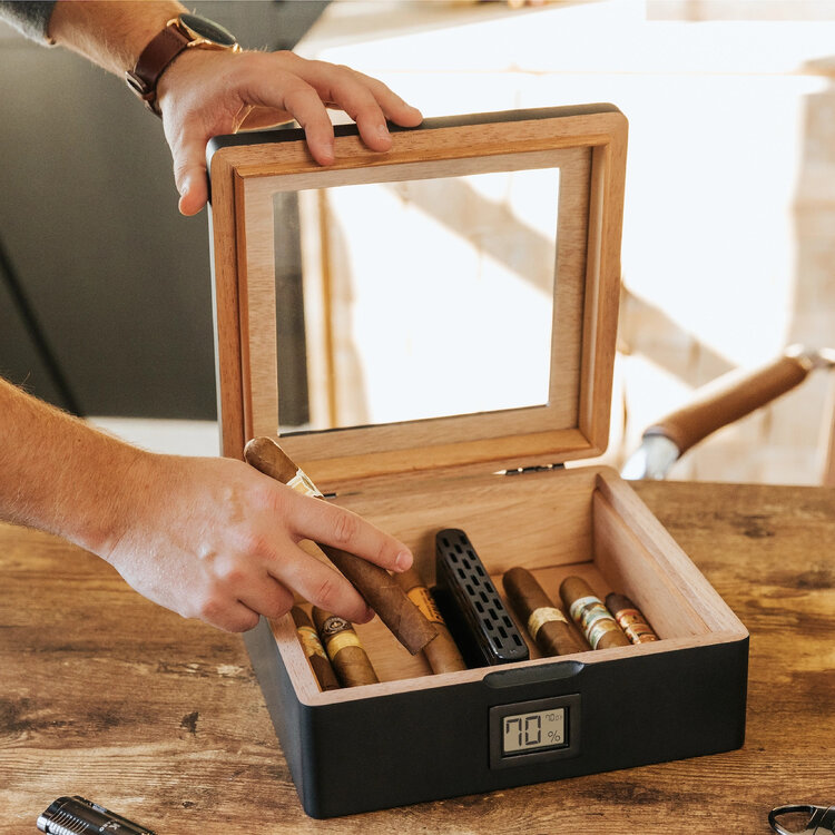 Klaro Humidor MAG Schwarz matt mit Magnetverschluss für 20–40 Zigarren