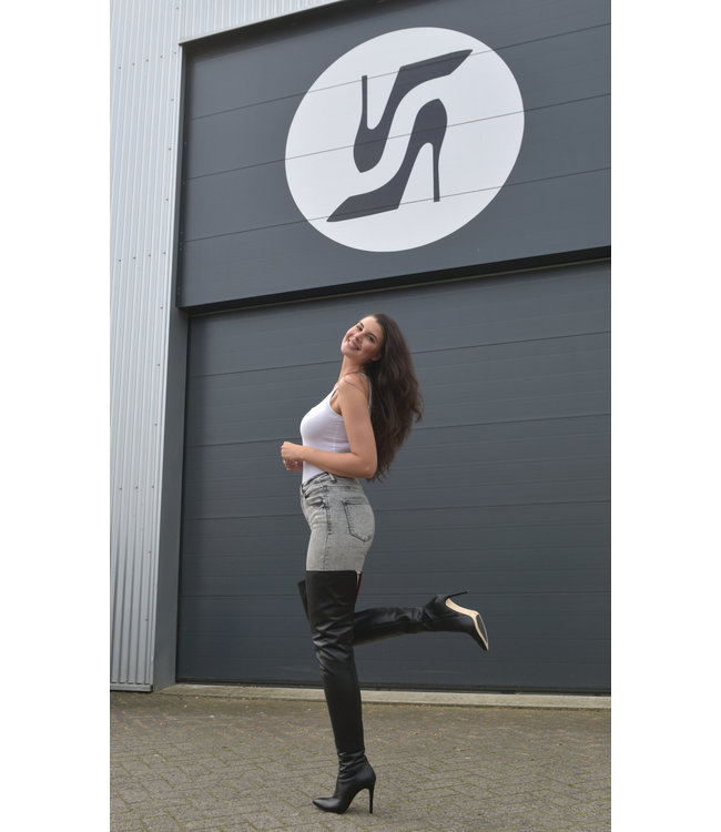 Olga in schritthohen VESTA-10 Stiefeln